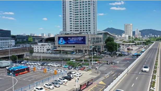 雄正醬香酒·南京體驗館即將開業,廣告先行“霸屏”南京！