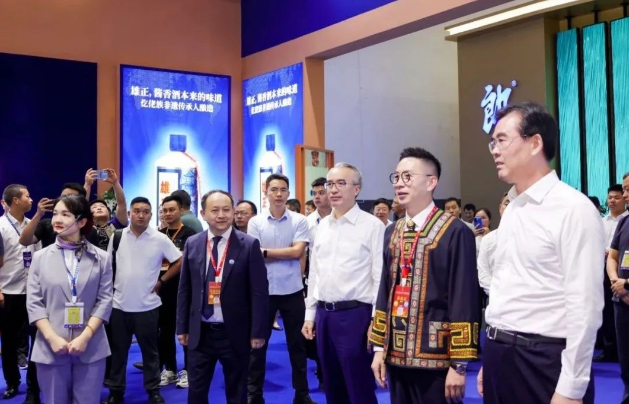 2024第十三屆酒博會(huì)開幕,各界領(lǐng)導(dǎo)蒞臨雄正集團(tuán)展位考察指導(dǎo)