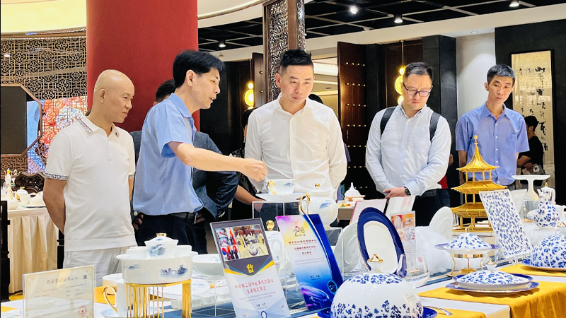 雄正酒業集團創始人張再彬先生前往深圳偉業陶瓷集團進行業務溝通與品牌交流