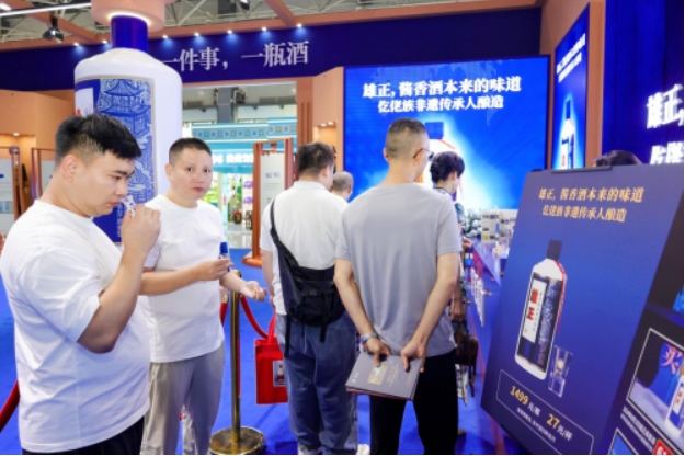 【中國日報網】2024酒博會現場直擊：消費者為何愿意花27元品一杯雄正醬香酒？